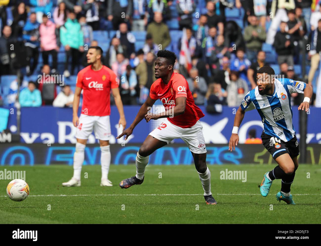 Idrissu Baba et Tonny Vilhena lors du match entre le RCD Espanyol et le RCD Mallorca, correspondant à la semaine 29 de la Liga Santander, joué au stade RCDE, à Barcelone, le 20th mars 2022. (Photo de Joan Valls/Urbanandsport /NurPhoto) Banque D'Images