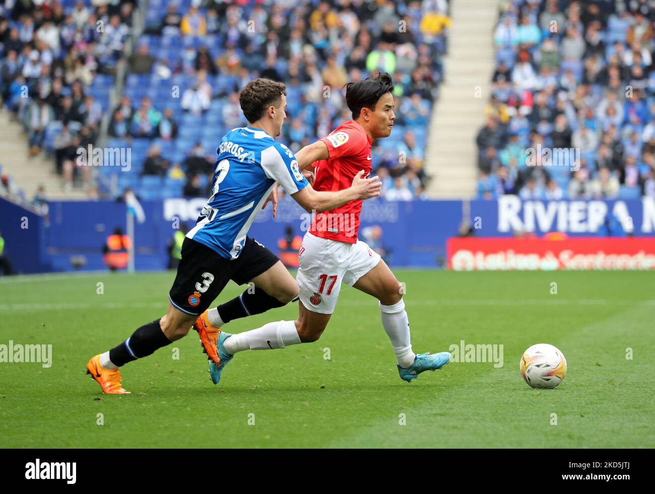 Takefusa Kubo et Adria Pedrosa lors du match entre le RCD Espanyol et le RCD Mallorca, correspondant à la semaine 29 de la Liga Santander, joué au stade RCDE, à Barcelone, le 20th mars 2022. (Photo de Joan Valls/Urbanandsport /NurPhoto) Banque D'Images