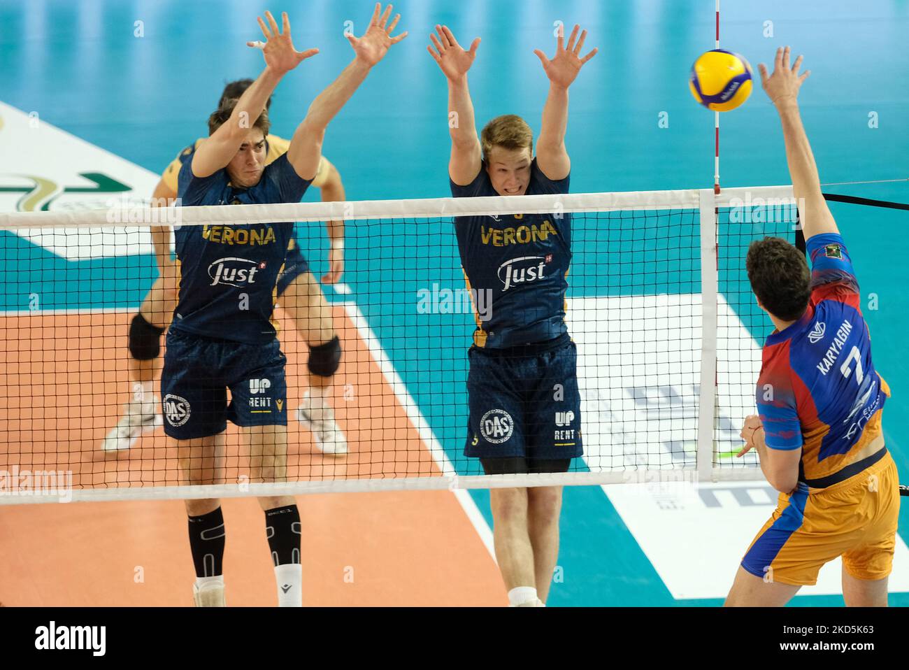 Bloc de Rok Mozic - Verona Volley et Andrea Zanotti - Verona Volley pendant le Volleyball Italien Serie A Men SuperLeague Championship Verona Volley vs Vero Volley Monza sur 20 mars 2022 au Forum AGSM de Vérone, Italie (photo de Roberto Tommasini/LiveMedia/NurPhoto) Banque D'Images