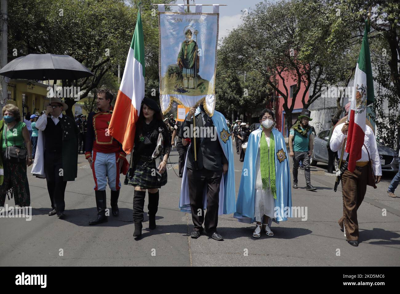 Portant un cap bleu, les membres de l'ordre le plus illustre de Saint-Patrick, dans les rues de Mexico, à l'occasion de la Saint-Patrick, patron de l'Irlande, se rappelaient des Irlandais qui se sont battus aux côtés de l'armée mexicaine en 1846 contre les États-Unis. (Photo de Gerardo Vieyra/NurPhoto) Banque D'Images