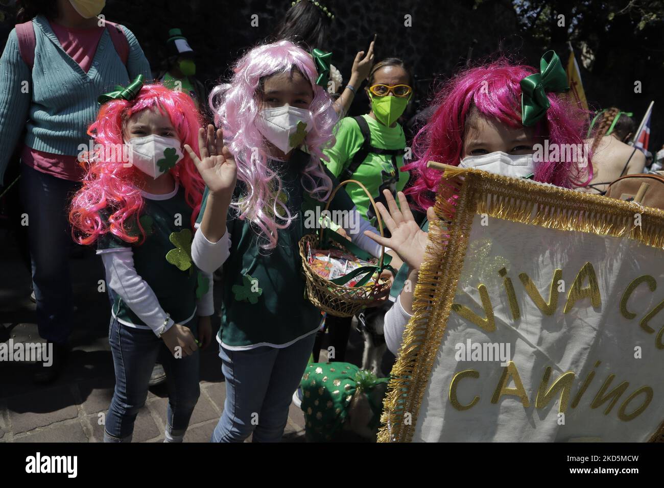 Un groupe de filles porte des perruques colorées à l'extérieur de la paroisse de San Juan Bautista à Mexico, à l'occasion de la Saint Patrick, patron de l'Irlande, qui a rappelé les Irlandais qui ont combattu aux côtés de l'armée mexicaine en 1846 contre les États-Unis. (Photo de Gerardo Vieyra/NurPhoto) Banque D'Images