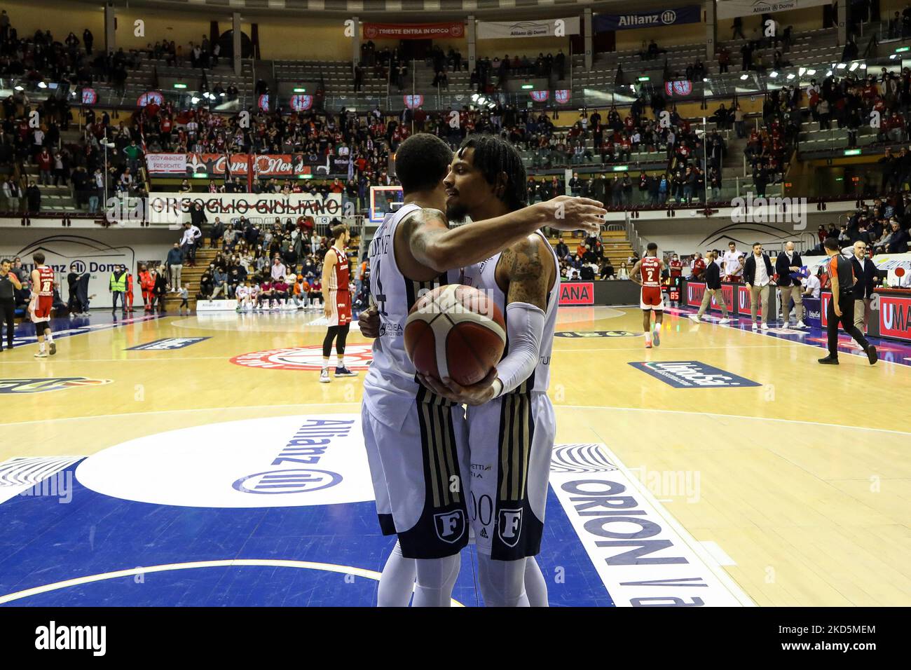 L'exultation de Branden Frazier (Fortitudo Kigili Bologna) et James Feldeine (Fortitudo Kigili Bologna) pendant le championnat italien de basket-ball A Serie Allianz Pallacanestro Trieste vs Fortitudo Bologna le marzo 20, 2022 à l'Allianz Dome de Trieste, Italie (photo de Luca Tedeschi/LiveMedia/NurPhoto) Banque D'Images