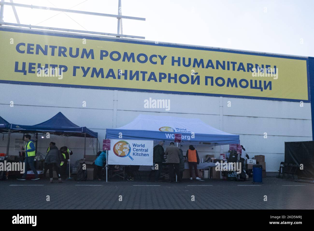 Organisation caritative World Central Kitchen proposant de la nourriture. Centre d'aide humanitaire temporaire à Przemysl, ville 10km d'Ukraine et poste frontalier de Medyka Shehyni. Le centre humanitaire était un ancien centre commercial qui a été transformé par des bénévoles, des organismes de bienfaisance, des ONG, les autorités locales et les forces armées polonaises en plus grand centre d'aide de la région. Les réfugiés ukrainiens peuvent trouver un abri, dormir, une aide médicale, de la nourriture, s'enregistrer et organiser leur transport plus loin pour se déplacer en Europe ou en Pologne. Selon l'ONU - le HCR plus de 3,3 millions de réfugiés ont quitté le pays comme étant Unis Banque D'Images