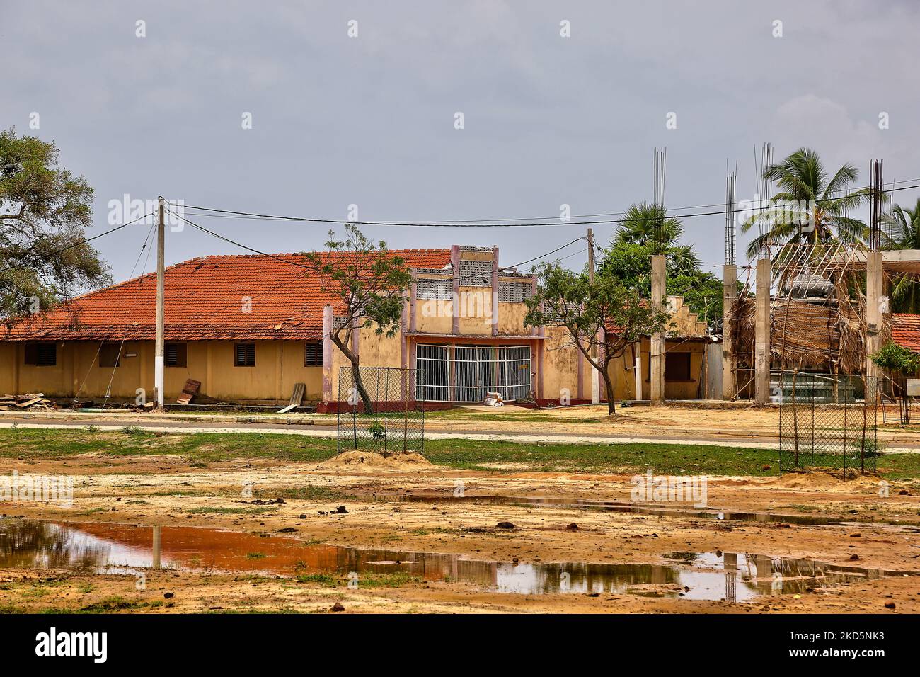 Construction d'un bâtiment dans le village de Mullivikkkal à Mullaitivu, Sri Lanka. Le village a été détruit pendant le massacre de Mullivikkkal lors de la dernière bataille de la guerre civile de 26 ans entre l'armée sri-lankaise et les LTTE (Tigres de libération de l'Eelam tamoul) à Mullivikkal, Mullaitivu, Sri Lanka. Le massacre de Mullivikkkal a été le massacre de dizaines de milliers de Tamouls sri-lankais en 2009 au cours des dernières étapes de la guerre civile sri-lankaise qui s'est terminée en mai 2009 à Mullivikkal. Le village de Mullivikkkkal a été complètement détruit. (Photo de Creative Touch Imaging Ltd./NurPhoto) Banque D'Images