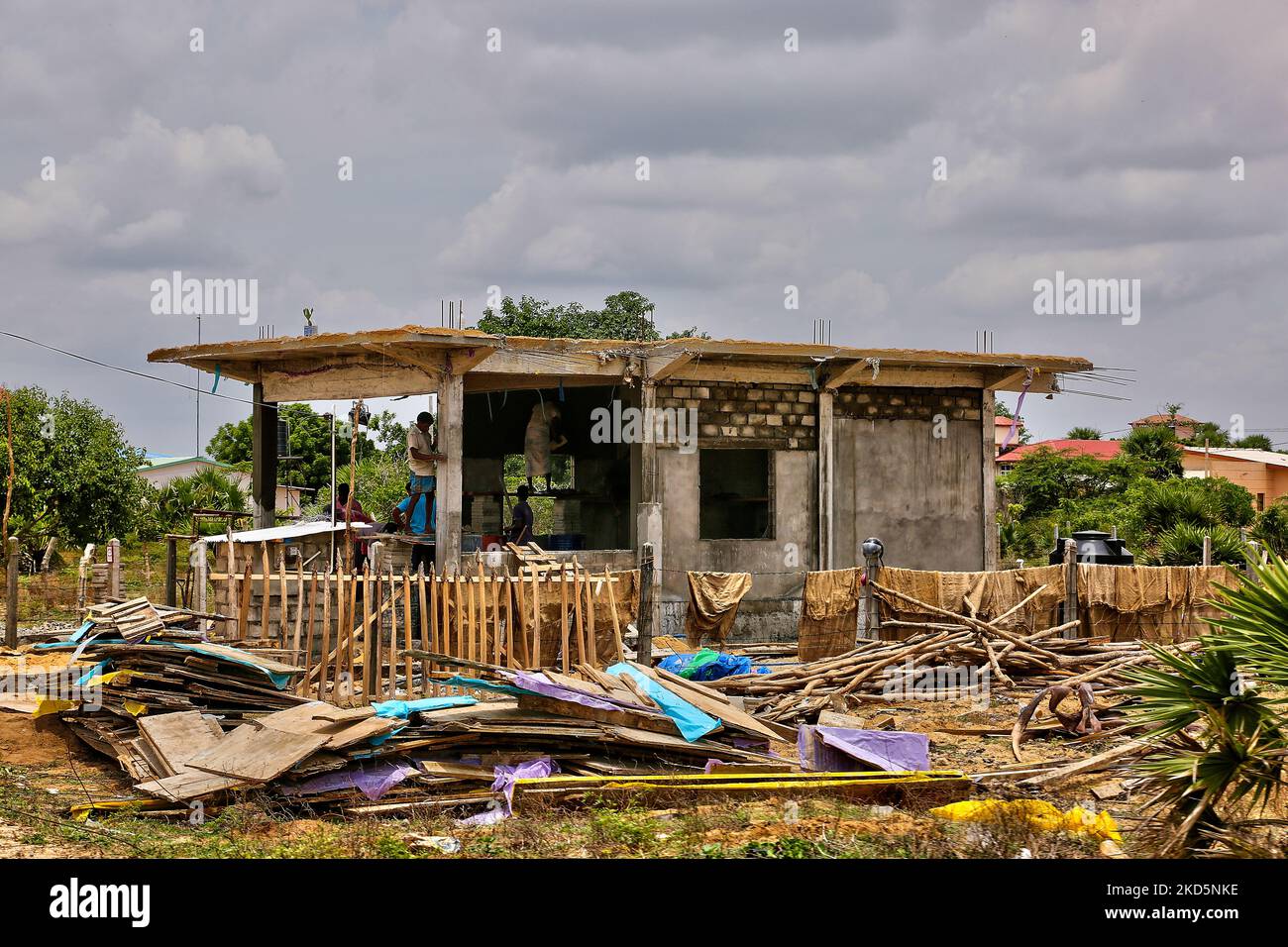 Les travailleurs reconstruisent une maison détruite pendant le massacre de Mullivikkkal lors de la dernière bataille de la guerre civile de 26 ans entre l'armée sri-lankaise et les LTTE (Tigres de libération de l'Eelam tamoul) à Mulikcal, Mullaitivu, Sri Lanka. Le massacre de Mullivikkkal a été le massacre de dizaines de milliers de Tamouls sri-lankais en 2009 au cours des dernières étapes de la guerre civile sri-lankaise qui s'est terminée en mai 2009 à Mullivikkal. Le village de Mullivikkkkal a été complètement détruit. (Photo de Creative Touch Imaging Ltd./NurPhoto) Banque D'Images