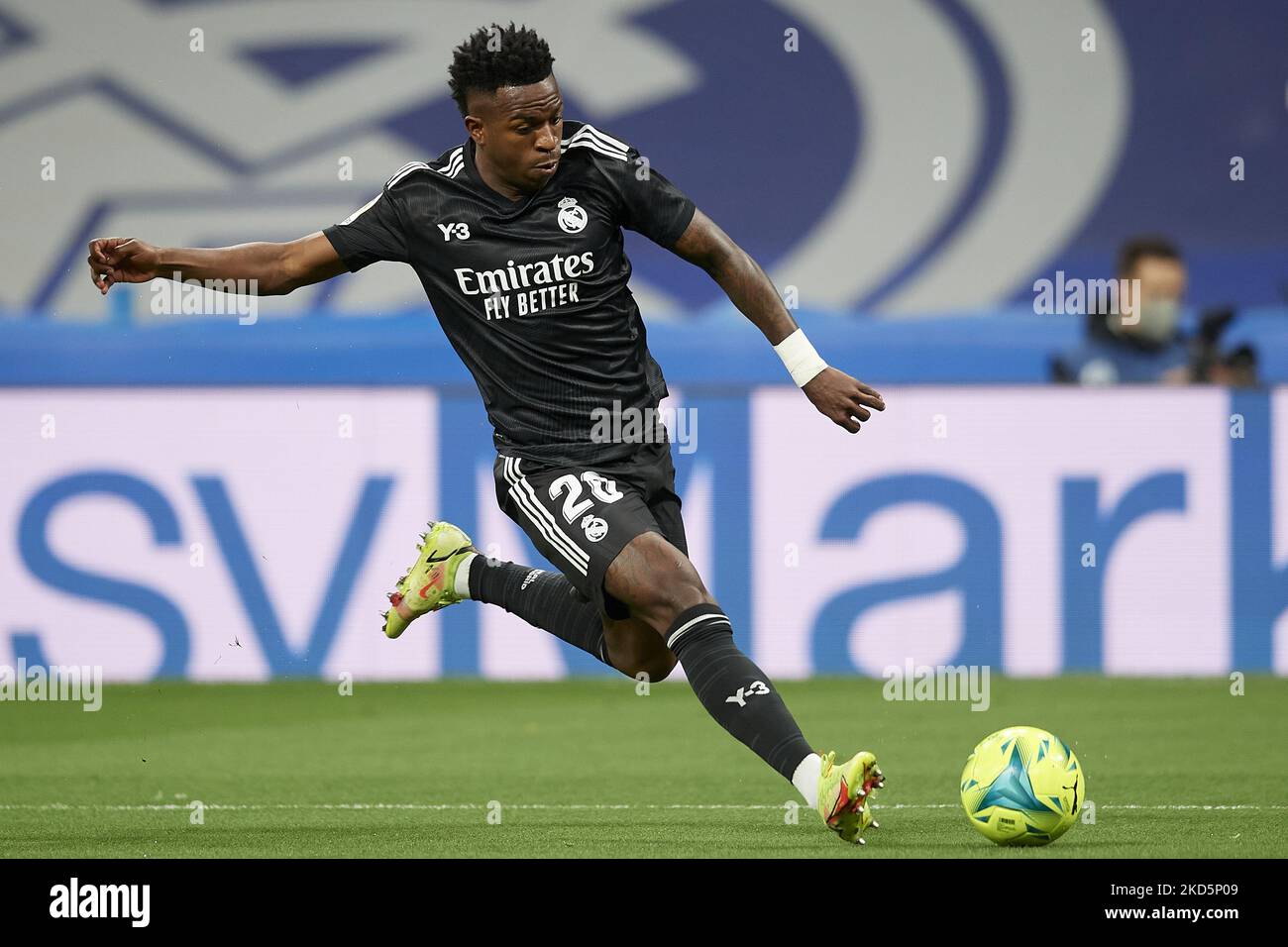 Vinicius Junior du Real Madrid tir au but pendant le match de la Liga Santander entre le Real Madrid CF et le FC Barcelone à l'Estadio Santiago Bernabeu sur 20 mars 2022 à Madrid, Espagne. (Photo de Jose Breton/Pics action/NurPhoto) Banque D'Images