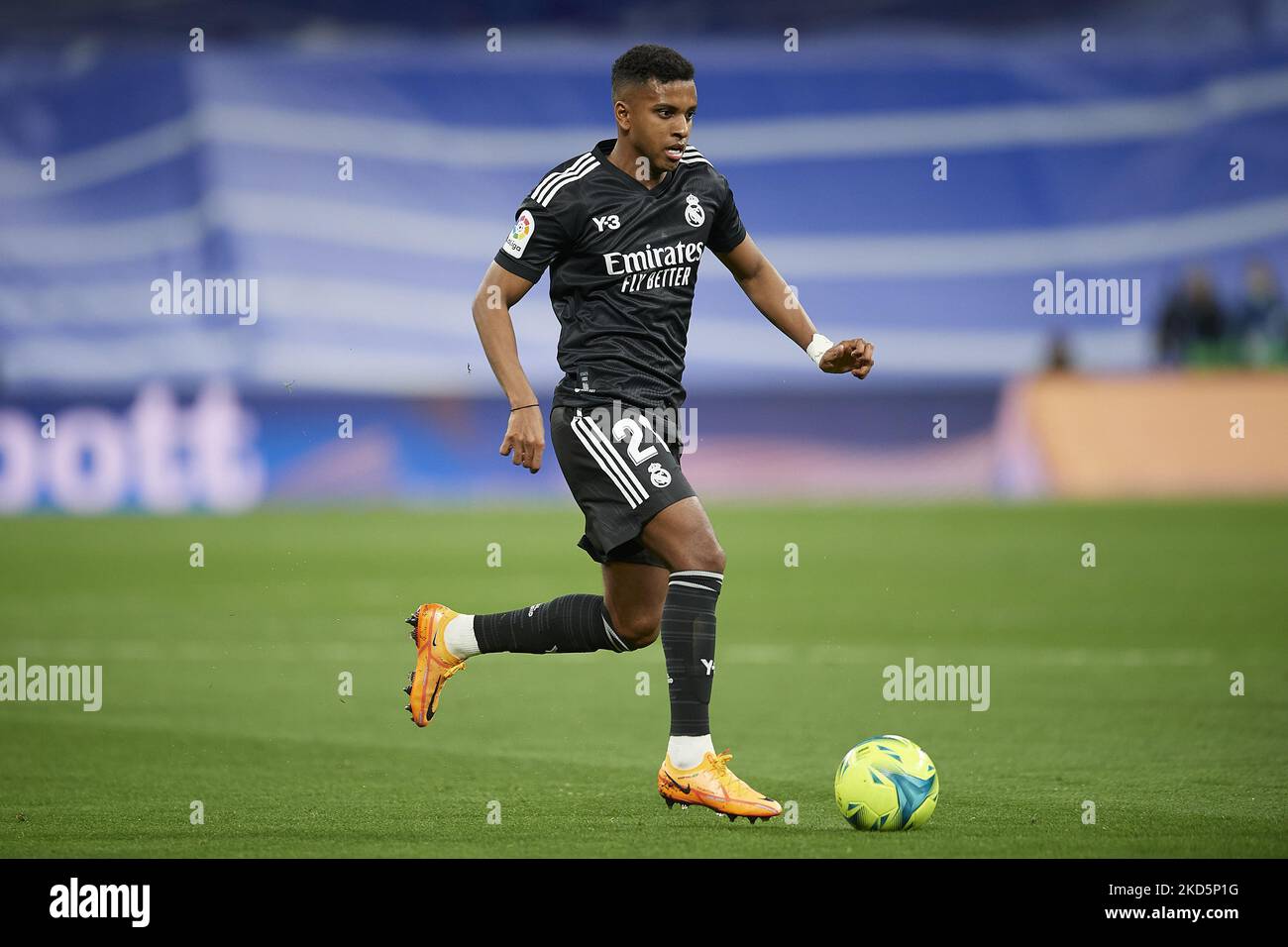 Rodrygo va du Real Madrid court avec le ballon pendant le match de la Liga Santander entre le Real Madrid CF et le FC Barcelone à l'Estadio Santiago Bernabeu sur 20 mars 2022 à Madrid, Espagne. (Photo de Jose Breton/Pics action/NurPhoto) Banque D'Images