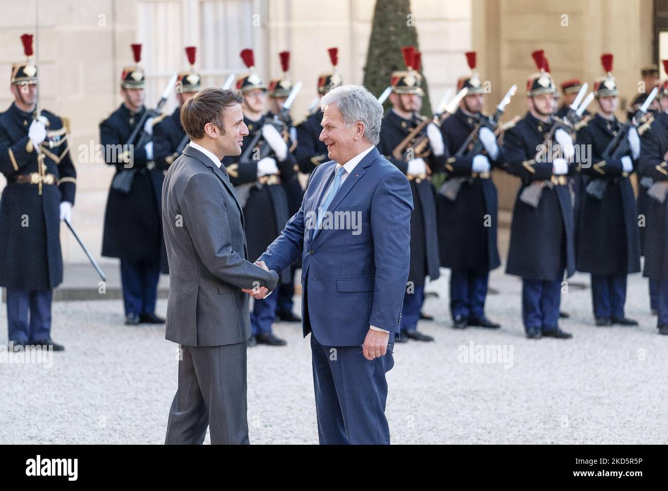 Le Président français Macron (L) souhaite la bienvenue au Président finlandais Sauli NIINISTO (R) pour une réunion au Palais de l'Elysée à Paris - 21 mars 2022 (photo de Daniel Pier/NurPhoto) Banque D'Images