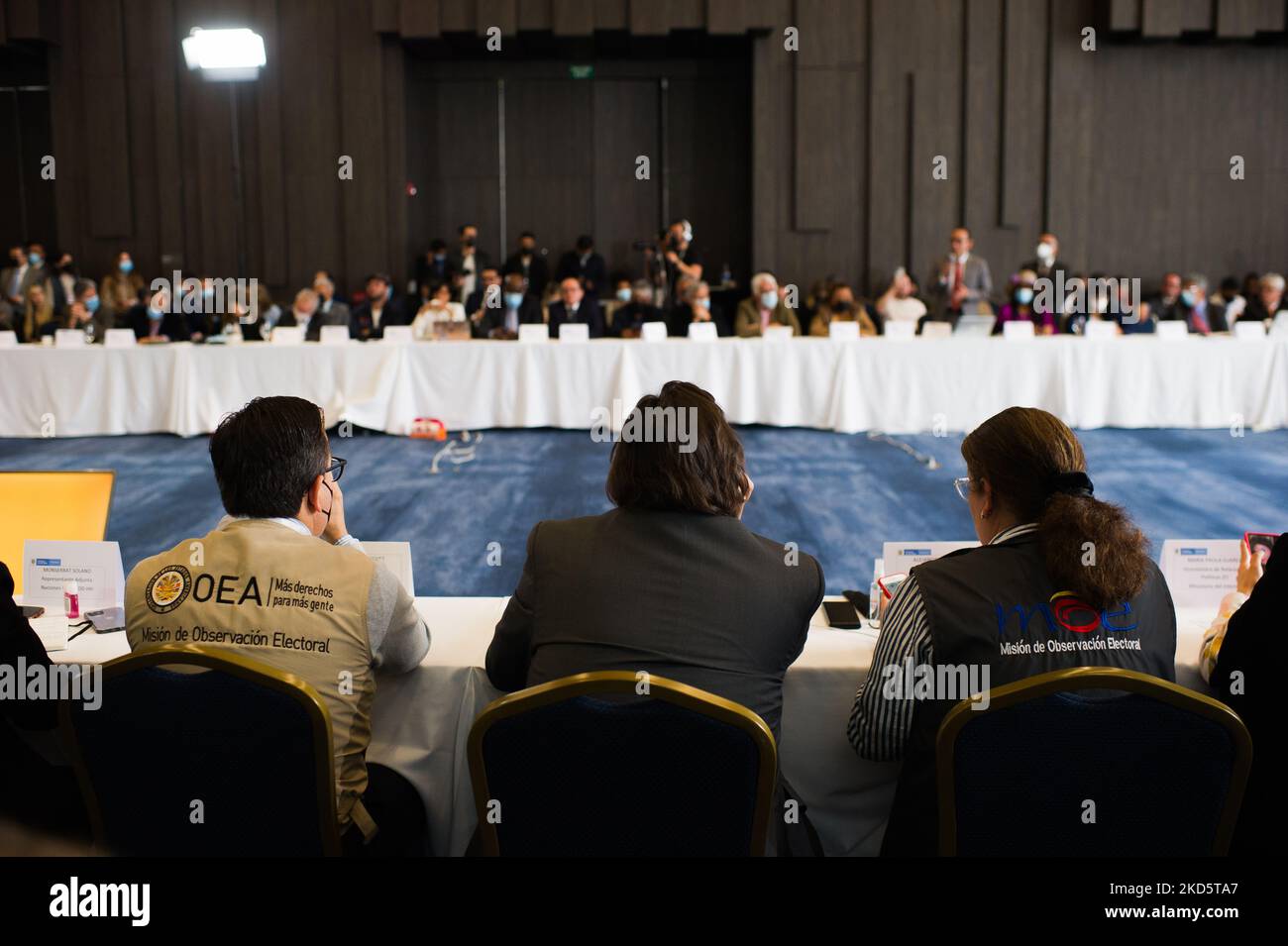 Les missions d'observation électorale de l'OEA et du MEO sont vues lors d'une réunion de garanties électorales si le registraire national Alexandre Vega a choisi de ne pas faire un nouveau décompte des élections pour les élections du Congrès de 2022, à Bogota, Colombie 22 mars 2022. (Photo par Sebastian Barros/NurPhoto) Banque D'Images