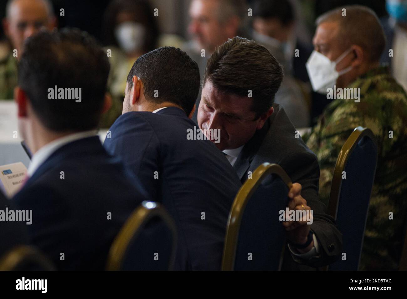 Le ministre colombien de la défense Diego Molano chuchote à l'oreille du ministre de l'intérieur Daniel Palacios lors d'une réunion des garanties électorales étaient le registraire national Alexandre Vega a choisi de ne pas faire un nouveau décompte des élections pour les élections du Congrès de 2022, à Bogota, Colombie 22 mars 2022. (Photo par Sebastian Barros/NurPhoto) Banque D'Images