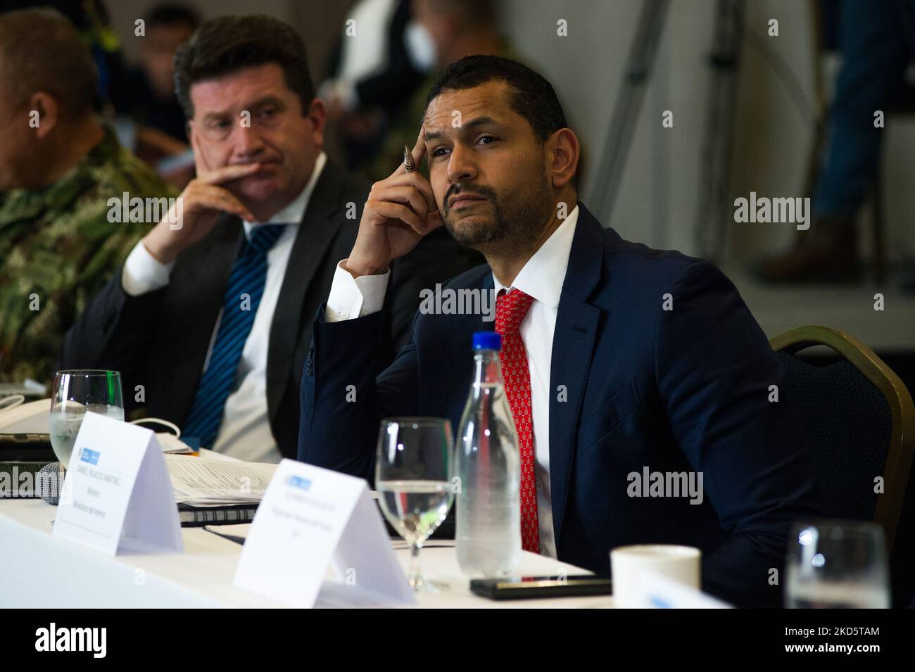 Le ministre colombien de la Défense Diego Molano (à gauche) et le ministre de l'intérieur Daniel Palacios (à droite) lors d'une réunion de garanties électorales étaient le registraire national Alexandre Vega a choisi de ne pas faire un nouveau décompte des élections pour les élections du Congrès de 2022, à Bogota, Colombie 22 mars 2022. (Photo par Sebastian Barros/NurPhoto) Banque D'Images