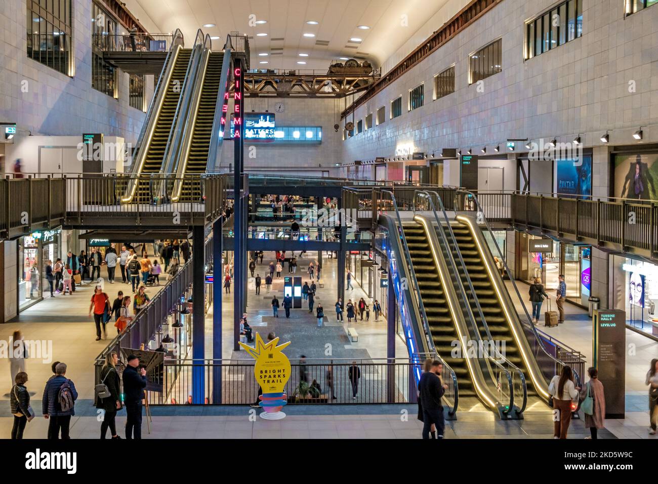 Les clients visitent le décor brutaliste et industriel turbine Hall B à l'intérieur de la centrale électrique de Battersea, à l'intérieur, Wandsworth, dans le sud-ouest de Londres. Banque D'Images