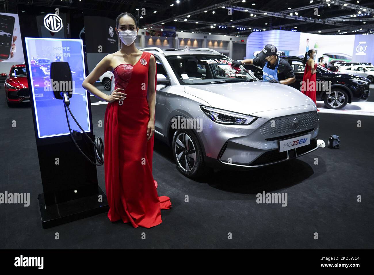 Un modèle se trouve à côté d'un NOUVEAU MG ZS EV au salon international de l'automobile 43rd de Bangkok, 2022, Bangkok, Thaïlande, 23 mars 2022. (Photo par Anusak Laowilas/NurPhoto) Banque D'Images