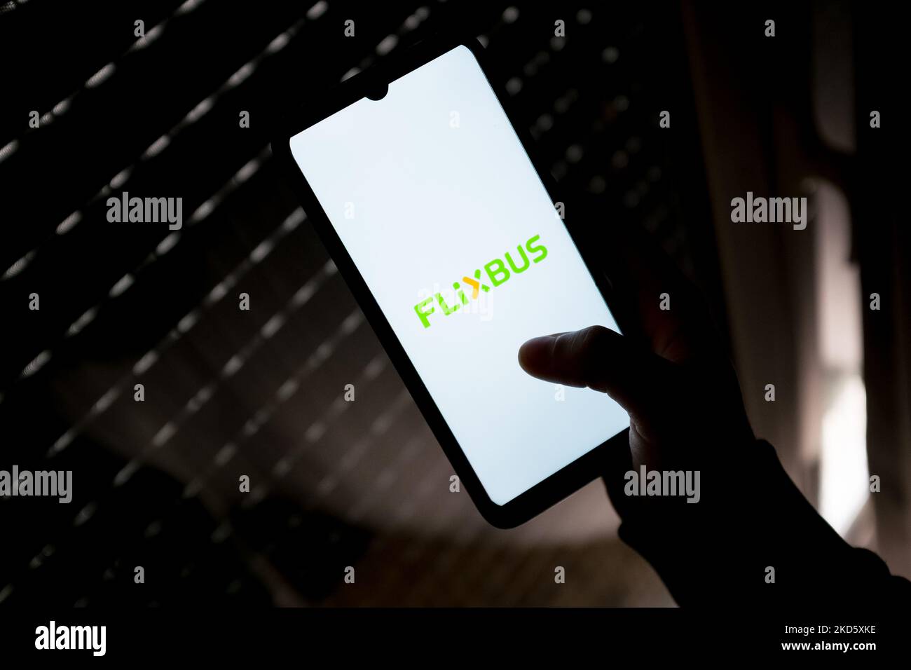 Sur cette photo, un logo FlixBus apparaît sur l'écran d'un smartphone à Athènes, en Grèce, sur 23 mars 2022. (Photo de Nikolas Kokovovlis/NurPhoto) Banque D'Images