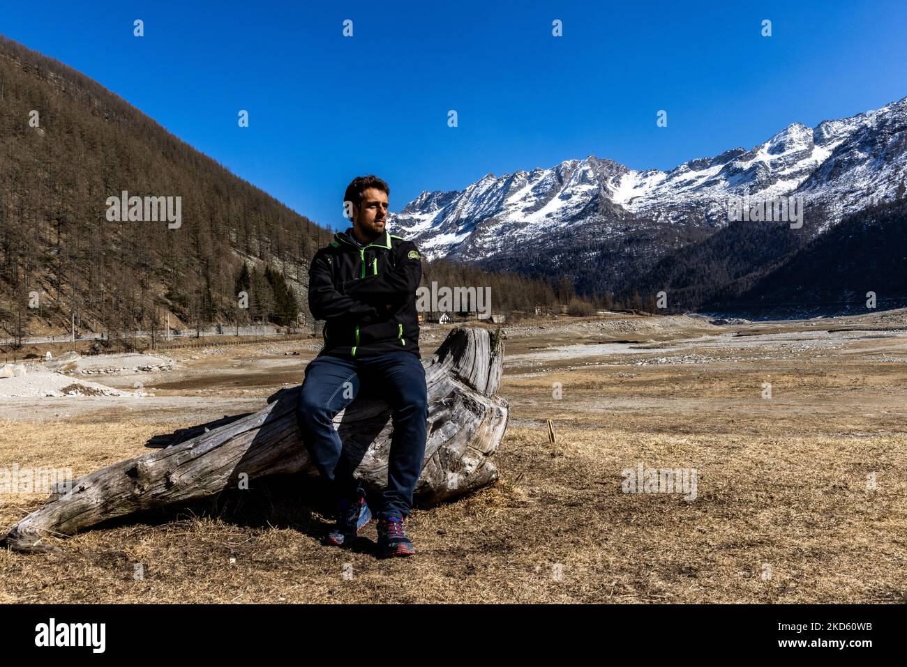 Une vue sur le lac de Ceresole Reale, vallée de l'Orco, région des Alpes, nord-ouest de l'Italie, sur 24 mars, 2022. L'aridité du lac Ceresole Reale est l'un des grands bassins artificiels du nord-ouest de l'Italie qui contient plus de 34 000 000 mètres cubes d'eau. Après une période de sécheresse constante, le bassin a une pénurie d'eau aggravée par la pénurie de neige dans les montagnes adjacentes, ce qui suggère une pénurie d'eau pendant les mois d'été. Les prévisions à long terme n'indiquent pas qu'à court terme, le temps changera avec les précipitations persistantes. La sécheresse n'est pas un phénomène inhabituel Banque D'Images