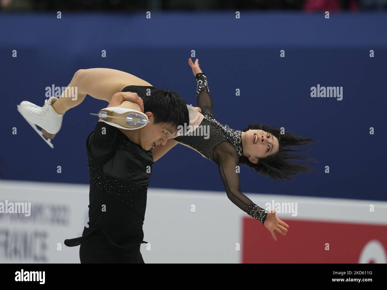 Riku Miura et Ryuichi Kihara du Japon pendant le patinage gratuit par paires, au Sud de France Arena, Montpellier, France sur 24 mars 2022. (Photo par Ulrik Pedersen/NurPhoto) Banque D'Images