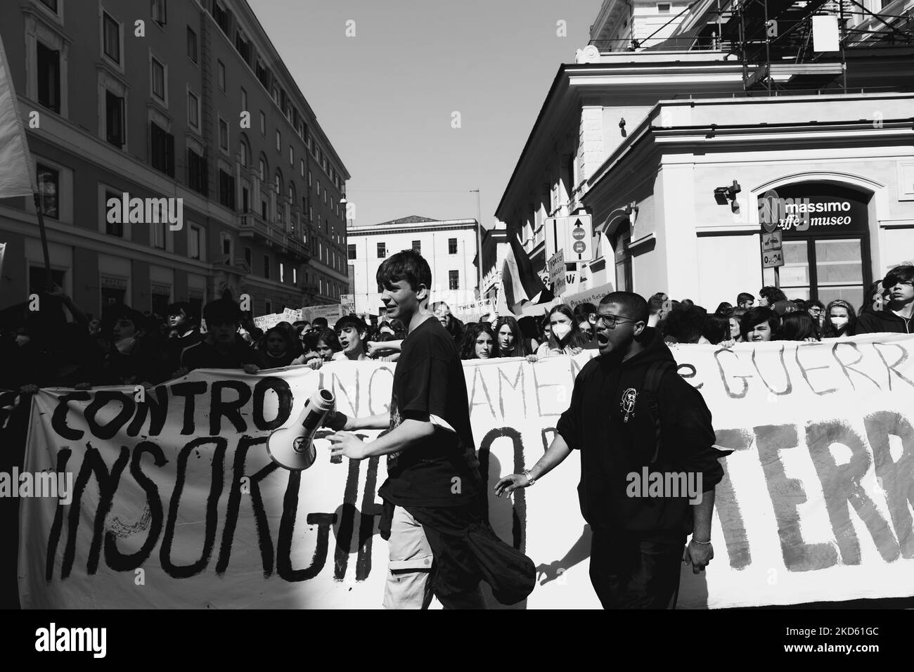 Grève mondiale du climat organisée par le mouvement des jeunes vendredi pour l'avenir, à 25 mars 2022 à Rome. Des étudiants, des écoles et des associations locales sont descendus dans la rue pour exiger que les pays du Nord garantissent une compensation climatique aux communautés les plus touchées et que les dirigeants du monde cessent de prononcer des discours verts et prennent des mesures concrètes pour protéger le climat. Les participants à la manifestation ont également appelé à la fin de la guerre entre la Russie et l'Ukraine pour parvenir à une solution de paix immédiate. (Photo de Matteo Trévise/NurPhoto) Banque D'Images