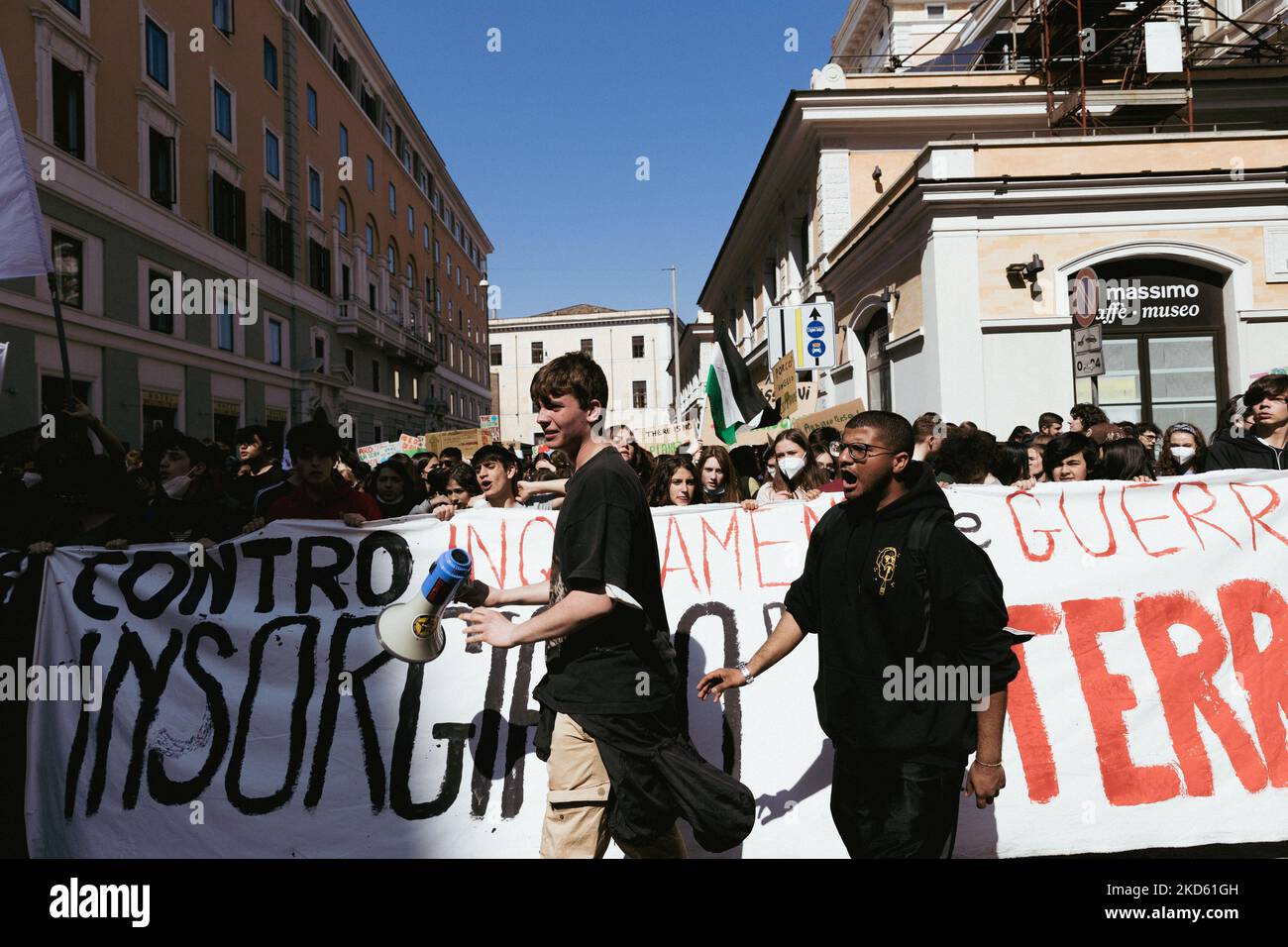 Grève mondiale du climat organisée par le mouvement des jeunes vendredi pour l'avenir, à 25 mars 2022 à Rome. Des étudiants, des écoles et des associations locales sont descendus dans la rue pour exiger que les pays du Nord garantissent une compensation climatique aux communautés les plus touchées et que les dirigeants du monde cessent de prononcer des discours verts et prennent des mesures concrètes pour protéger le climat. Les participants à la manifestation ont également appelé à la fin de la guerre entre la Russie et l'Ukraine pour parvenir à une solution de paix immédiate. (Photo de Matteo Trévise/NurPhoto) Banque D'Images