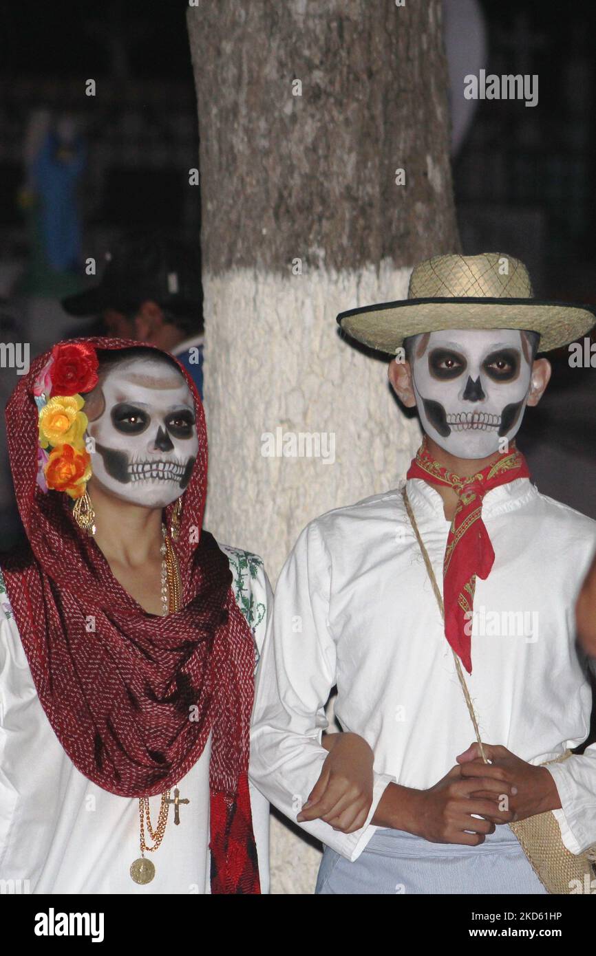 MERIDA, MEXIQUE - 26 OCTOBRE 2016 Paseo de las Ánimas, passage des âmes - jour des morts, hommes et femmes à maquillage Banque D'Images