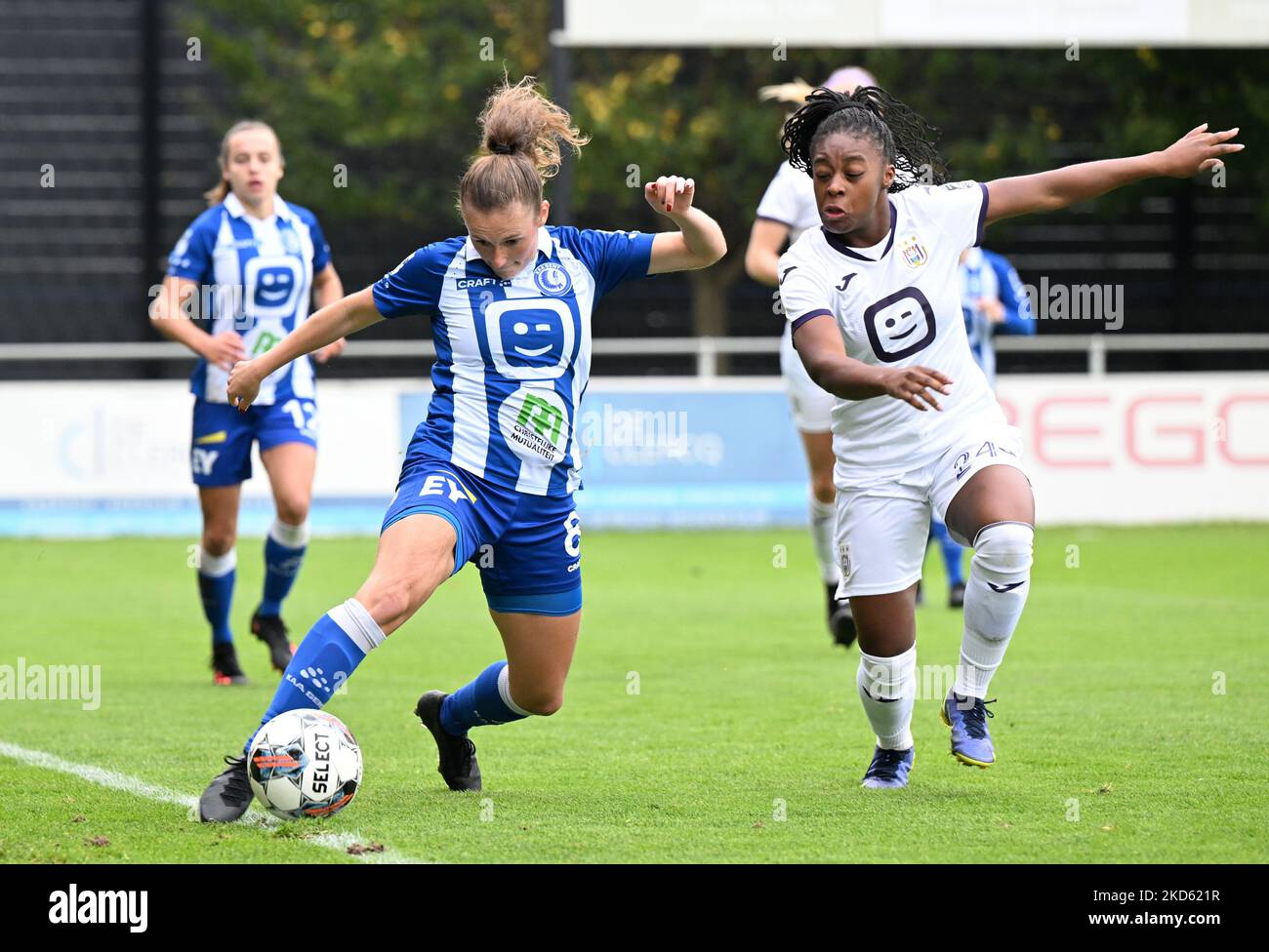 Emma Van Britsom (8) de Gent en photo lutte pour le bal avec Esther Buabadi (24) d'Anderlecht lors d'un match de football féminin entre AA Gent Ladies et RSC Anderlecht le jour de match 10th de la saison 2022 - 2023 de la Super League belge Lotto Womens , Samedi 15 octobre 2022 à Oostakker , Belgique . PHOTO SPORTPIX | DAVID CATRY Banque D'Images