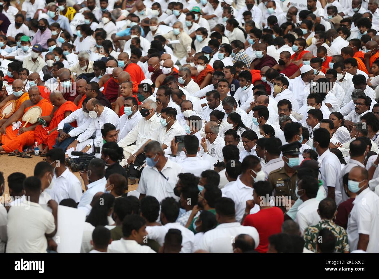 Les partisans du Parti national Uni se réunissent pour une manifestation de Satyagraha à Colombo (Sri Lanka) sur le 25 mars 2022, contre la pénurie aiguë de nourriture, de carburant et de biens importés et la crise des changes. (Photo par Pradeep Dambarage/NurPhoto) Banque D'Images