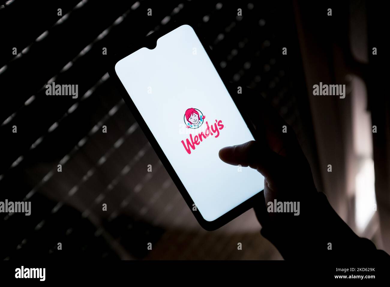 Sur cette photo, le logo de Wendy s'affiche sur l'écran d'un smartphone à Athènes, en Grèce, sur 25 mars 2022. (Photo de Nikolas Kokovovlis/NurPhoto) Banque D'Images