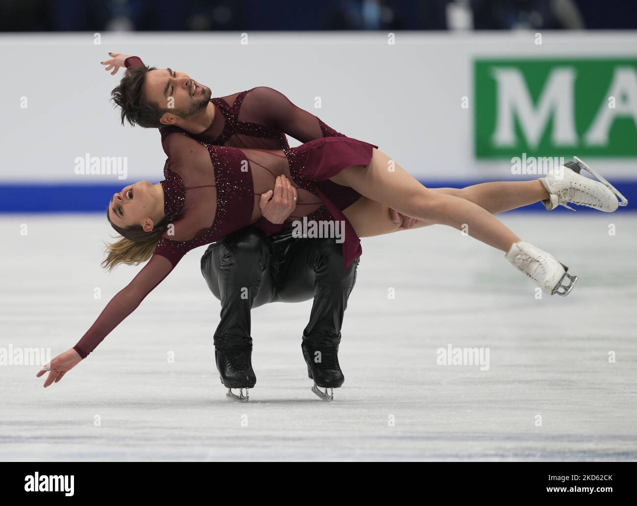 Gabriella Papadakis et Guillaume Cizeron de France pendant la danse sur glace par paires, à l'arène Sud de France, Montpellier, France sur 25 mars 2022. (Photo par Ulrik Pedersen/NurPhoto) Banque D'Images