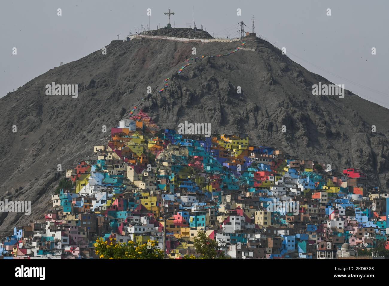 Maisons peintes sur la colline de San Cristobal dans le quartier de Leticia del Rimac. Le projet dans le quartier Leticia de Lima a commencé il y a seulement dix mois et est dirigé par les muralistes Carla Magan et Daniel Manrique avec un objectif d'améliorer la vie de ceux dans la communauté à succès COVID et de promouvoir le tourisme. Le jeudi 24 mars 2022, à Lima, au Pérou. (Photo par Artur Widak/NurPhoto) Banque D'Images