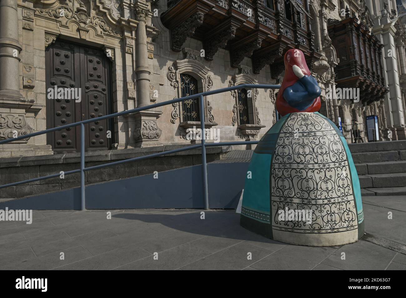 L'une des nombreuses "Tapadas"- les femmes voilées symbolisant la liberté au Pérou, vue devant le Palais de l'Archevêque de Lima, sur la Plaza de Armas. Le jeudi 24 mars 2022, à Lima, au Pérou. (Photo par Artur Widak/NurPhoto) Banque D'Images