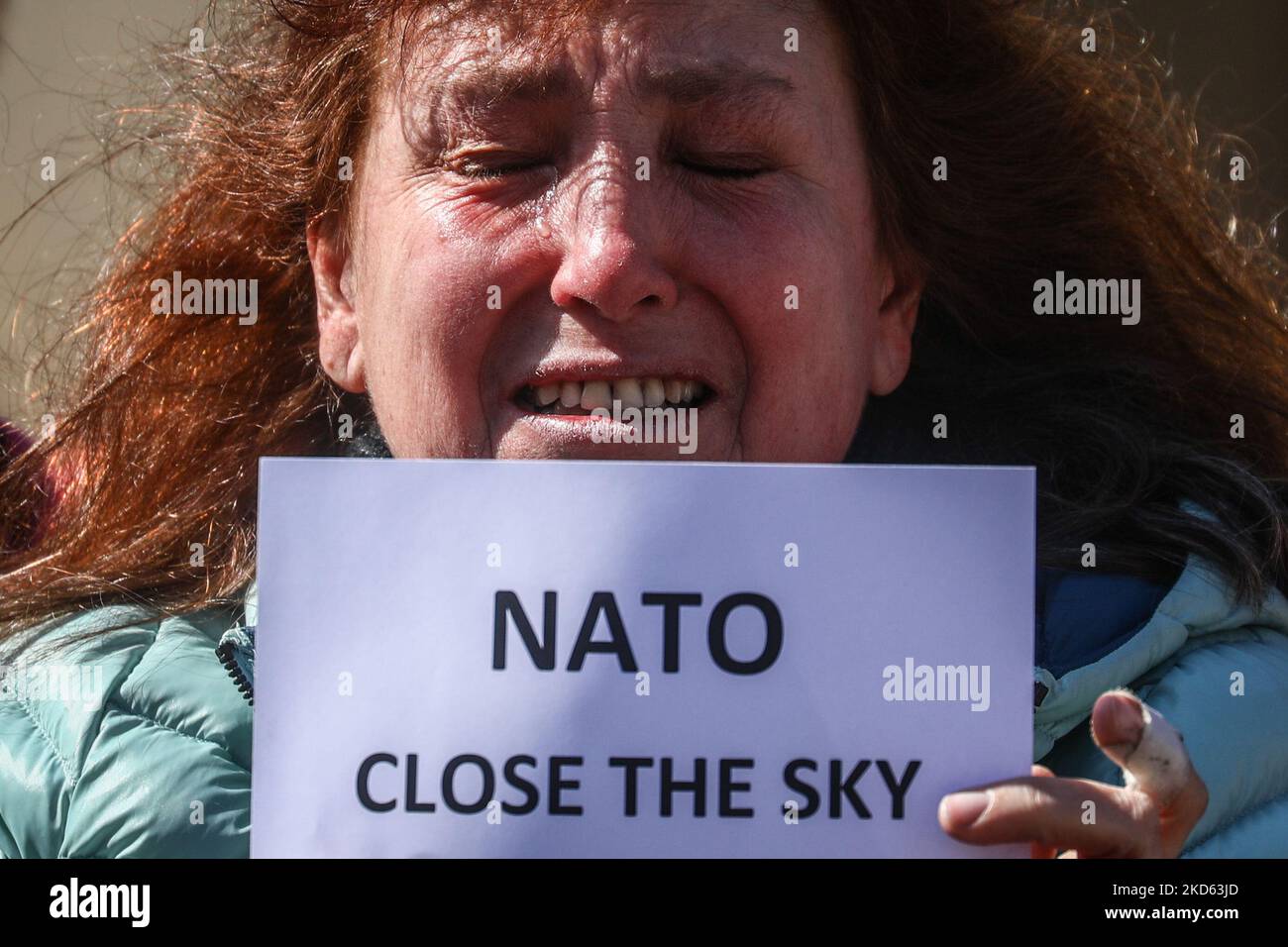 Une femme est vue pleurer en assistant à une manifestation de solidarité avec l'Ukraine demandant à l'OTAN de fermer le ciel pour des avions russes sur le territoire de l'Ukraine après l'invasion russe. Cracovie, Pologne sur 25 mars 2022. La manifestation a eu lieu le jour où le Président des États-Unis d'Amérique, Joe Biden, était en visite en Pologne (photo de Beata Zawrzel/NurPhoto) Banque D'Images