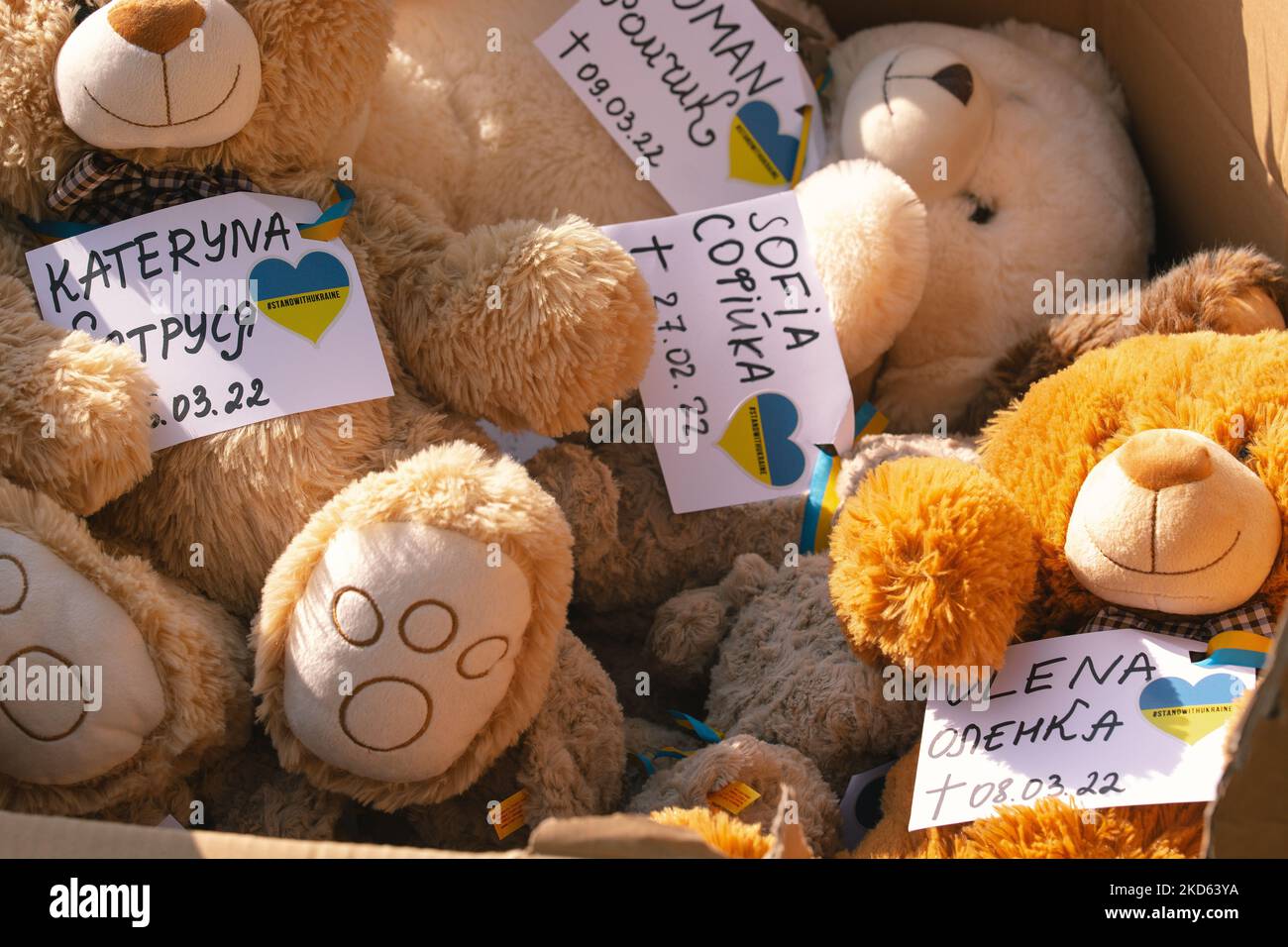 Des ours en peluche portant le nom d'enfants tués pendant la guerre russe contre l'Ukraine sont vus dans une boîte devant la cathédrale de cologne, en Allemagne, sur 26 mars 2022. (Photo de Ying Tang/NurPhoto) Banque D'Images