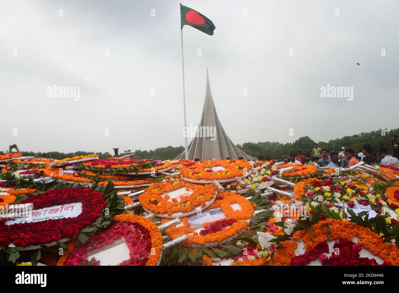 Les gens se réunissent pour respecter le Monument national de Savar pour célébrer la Journée de l'indépendance du Bangladesh à Dhaka, au Bangladesh, sur 26 mars 2022 (photo de Mamunur Rashid/NurPhoto) Banque D'Images