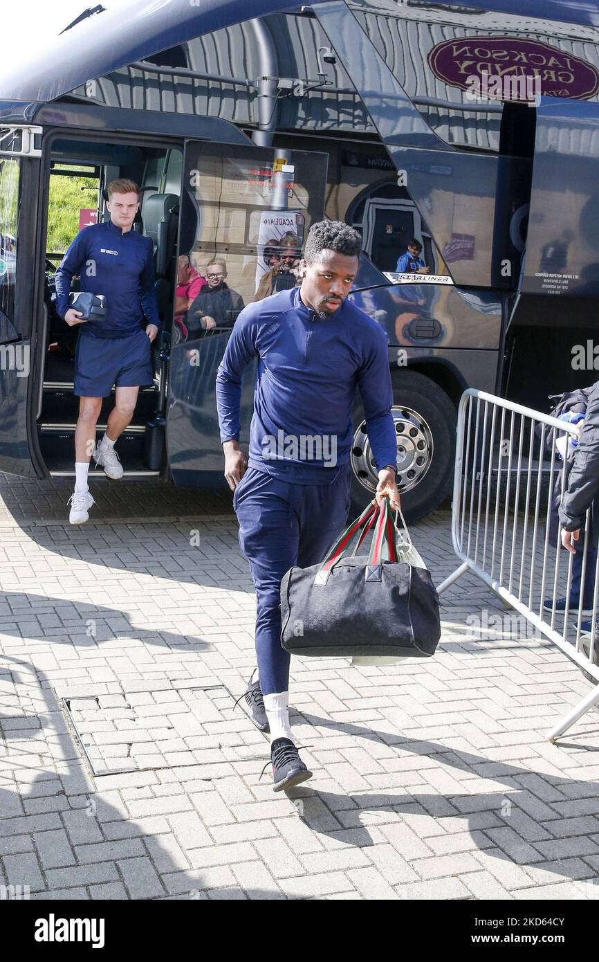 L'équipe de Hartlepool arrive pour le match Sky Bet League 2 entre Northampton Town et Hartlepool United au PTS Academy Stadium, Northampton, le samedi 26th mars 2022. (Photo de John Cripps/MI News/NurPhoto) Banque D'Images