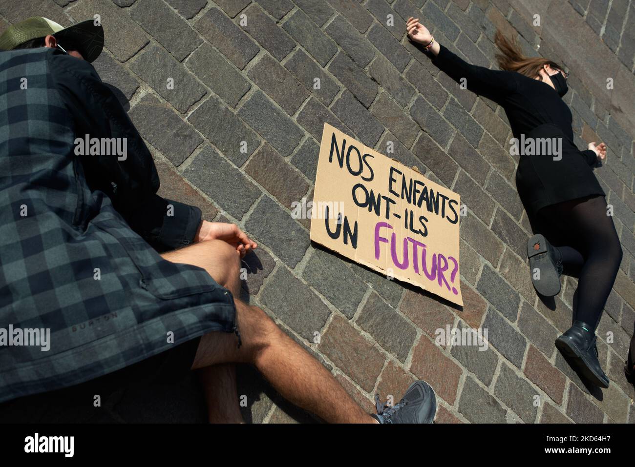 Lors de la mort, un écriteau indique « nos enfants ont-ils un avenir ? » XR (la rébellion de l'extinction) a organisé à Toulouse un événement pour appeler les candidats français à la présidence à prendre en considération l'urgence climatique, qui est presque absente de la campagne politique. Le thème était "notre maison est en feu, et les politiciens regardent ailleurs". Pour cela, certains étaient dresse en rouge, d'autres déguisés chez les femmes enceintes pour symboliser la mort des générations futures en raison du réchauffement climatique et de l'effondrement envionmental. Ils ont également fait une mort devant la mairie de Toulouse. Toulouse. France. Marc Banque D'Images