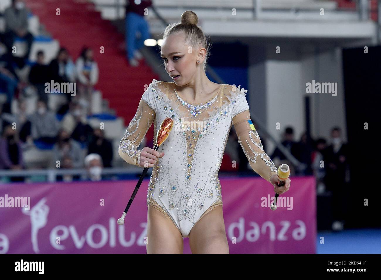 Gymnast rythmique ukrainien Viktoriian Onopriienko en représentation pour Armonia d'Abruzzo pendant la saison régulière série A1 3rd ronde à Palavesuvio Naples Italie le 26 mars 2022. (Photo de Franco Romano/NurPhoto) Banque D'Images