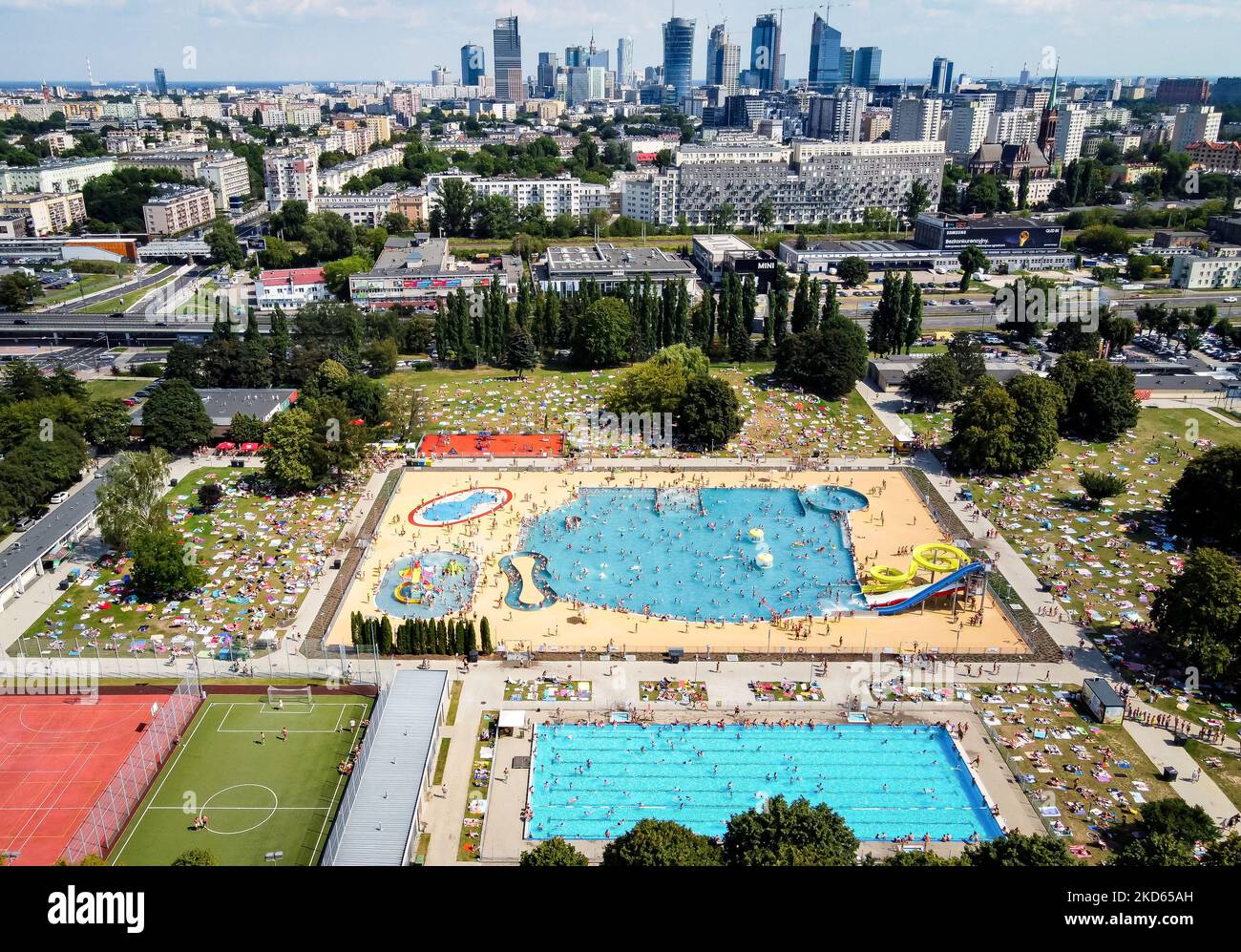 Une vue drone du parc aquatique Moczydlo et du centre-ville en arrière-plan, à Varsovie, Pologne sur 9 août 2020 (photo de Mateusz Wlodarczyk/NurPhoto) Banque D'Images