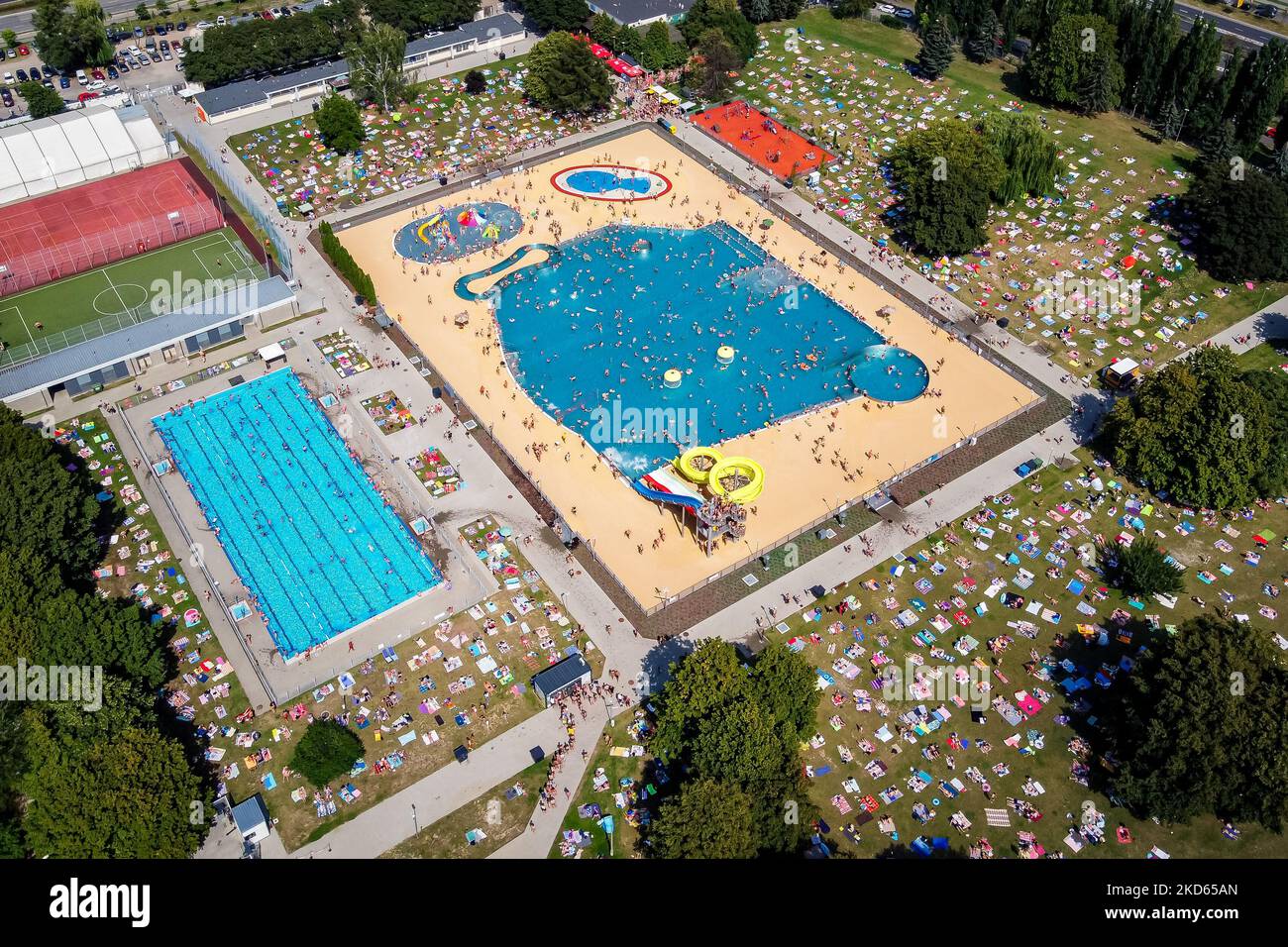 Une vue drone du parc aquatique Moczydlo, à Varsovie, Pologne sur 9 août 2020 (photo de Mateusz Wlodarczyk/NurPhoto) Banque D'Images