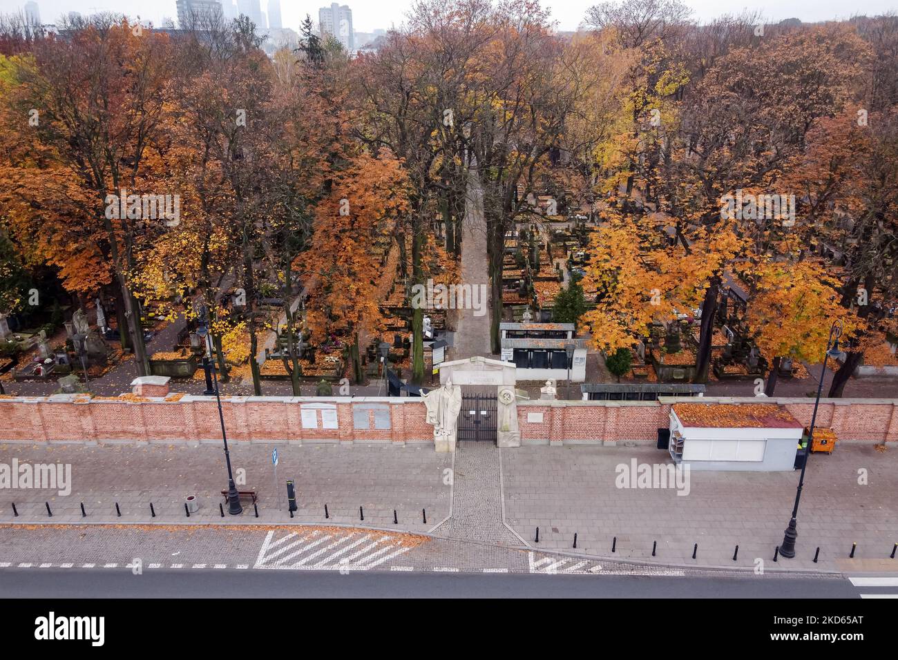 Une vue de drone sur le cimetière de Powazki (nécropole historique), à Varsovie, en Pologne, sur 31 octobre 2020 (photo de Mateusz Wlodarczyk/NurPhoto) Banque D'Images