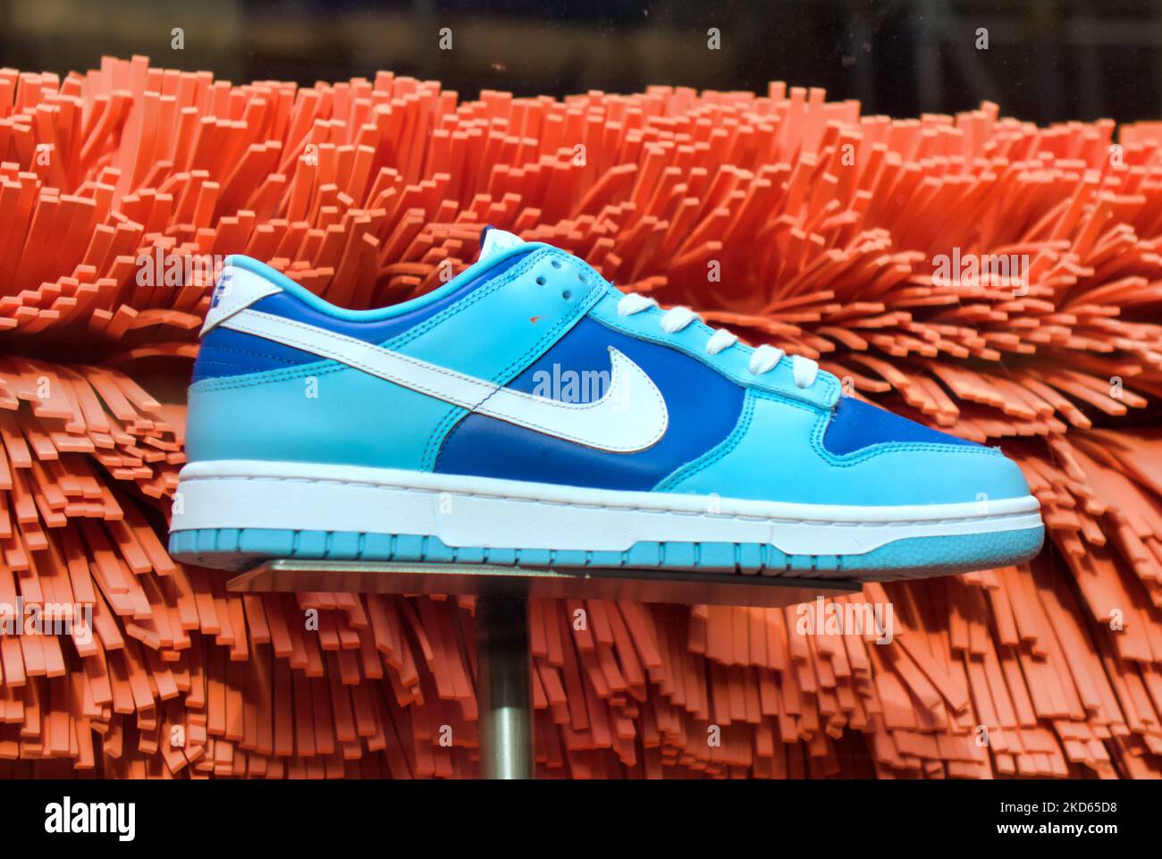 NIKE DUNK LOW RÉTRO « ARGON Nike designer Fashion Trainer dans l'affichage de la vitrine Banque D'Images