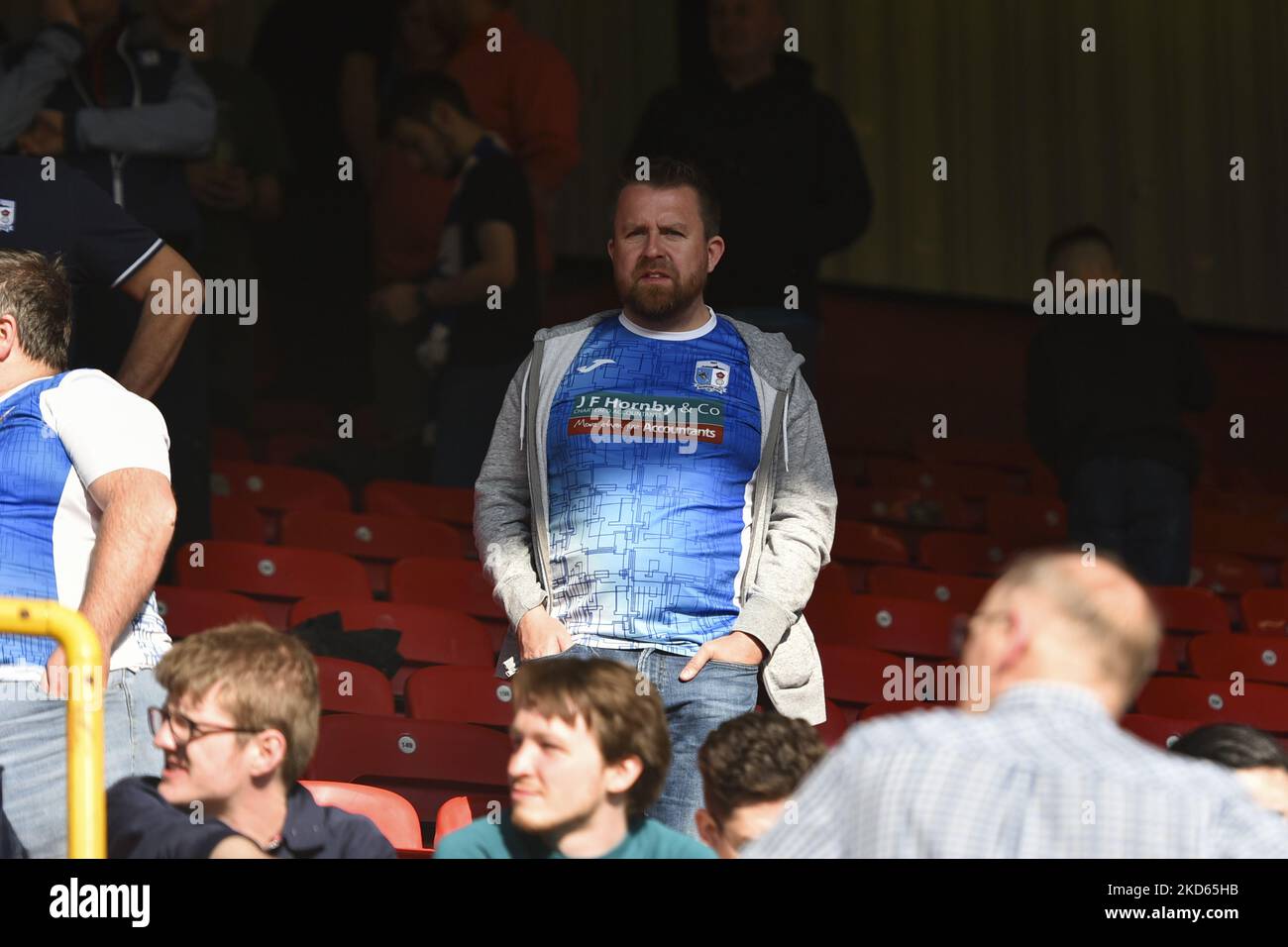 Fans de Barrow lors du match Sky Bet League 2 entre Leyton Orient et Barrow au Matchroom Stadium, Londres, le samedi 26th mars 2022. (Photo par Ivan Yordanov/MI News/NurPhoto) Banque D'Images