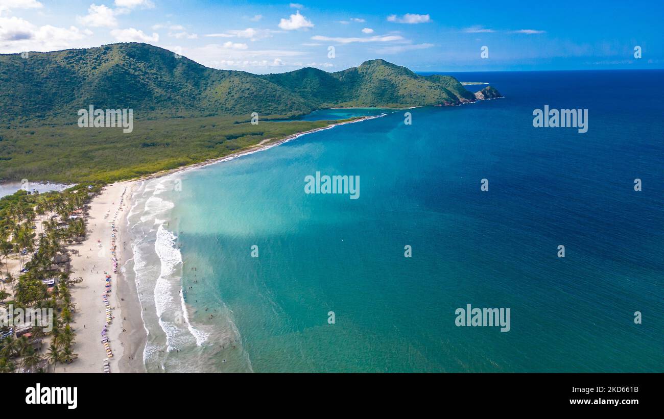 Une vue aérienne de la belle plage ensoleillée de Bahia de Patanemo à Puerto Cabello, Venezuela Banque D'Images