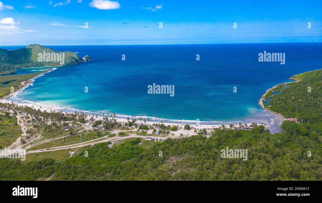 Une vue aérienne de la belle plage ensoleillée de Bahia de Patanemo à Puerto Cabello, Venezuela Banque D'Images