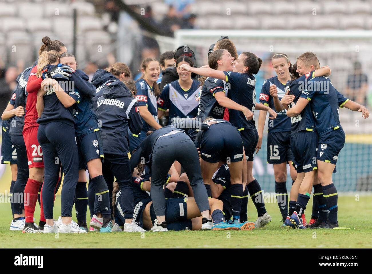 Les joueurs de la victoire de Melbourne célèbrent après avoir remporté la Grande finale De La Ligue Des femmes entre le FC de Sydney et la victoire de Melbourne au stade Netstrata Jubilee, sur 27 mars 2022, à Sydney, en Australie. (Photo par Izhar Khan/NurPhoto) Banque D'Images