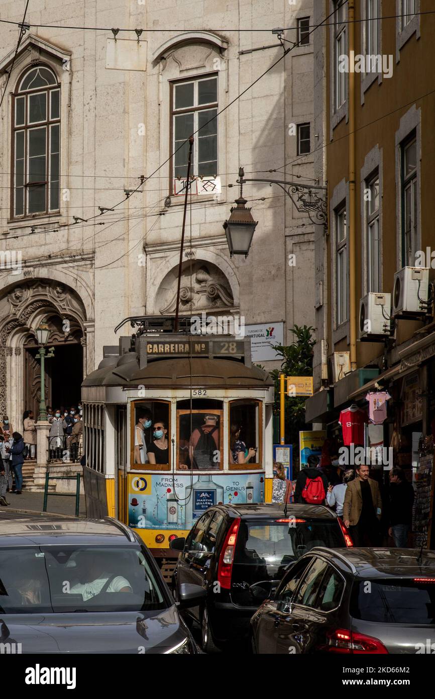 Un peopel portant un masque de protection est vu à l'intérieur du traditionnel tramway de Lisbonne 28 à Lisbonne, sur 26 mars 2022, à Lisbonne, au Portugal, dans le contexte de la pandémie COVID-19. (Photo de Manuel Romano/NurPhoto) Banque D'Images