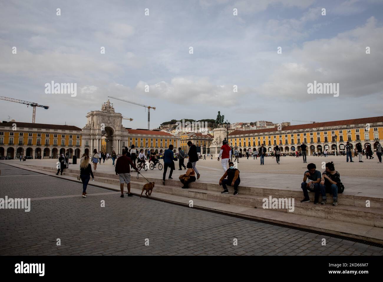 Une vue générale de Praça do Comércio et de l'Arco da Rua Augusta, sur 26 mars 2022, à Lisbonne, au Portugal, dans le contexte de la pandémie COVID-19. (Photo de Manuel Romano/NurPhoto) Banque D'Images