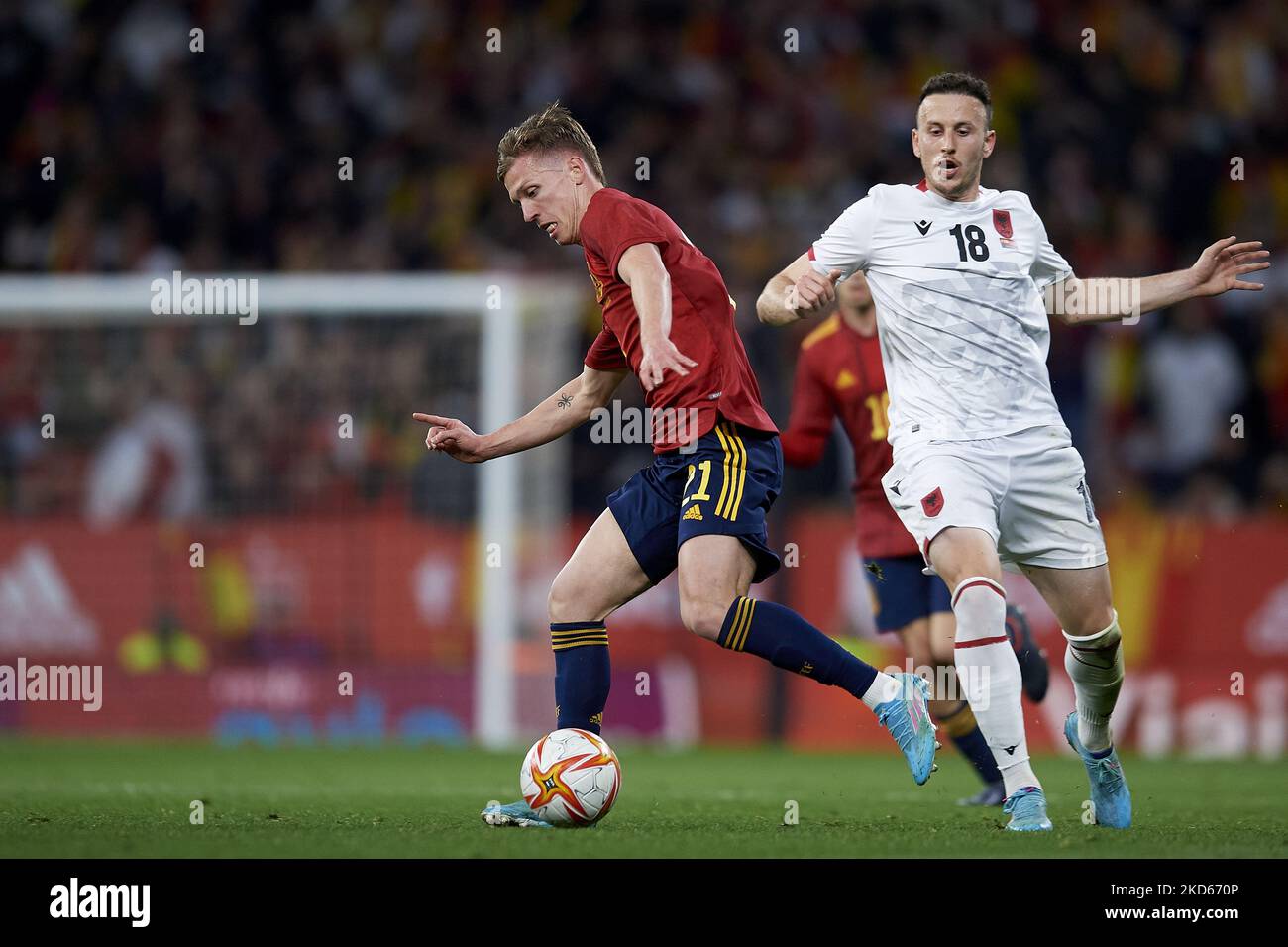 Dani Olmo (RB Leipzig) d'Espagne et Ardian Ismajli (FC Empoli) d'Albanie se disputent le ballon lors du match international amical entre l'Espagne et l'Albanie au stade RCDE sur 26 mars 2022 à Barcelone, en Espagne. (Photo de Jose Breton/Pics action/NurPhoto) Banque D'Images