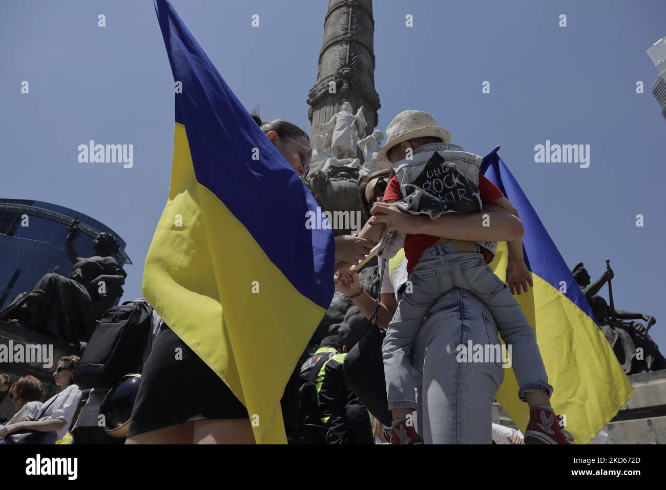 Des femmes de la communauté ukrainienne de Mexico manifestent à la colonne Angel de la Independencia contre le président russe Vladimir Poutine, après qu'il ait ordonné le début d'une stratégie militaire dans plusieurs villes ukrainiennes. (Photo de Gerardo Vieyra/NurPhoto) Banque D'Images