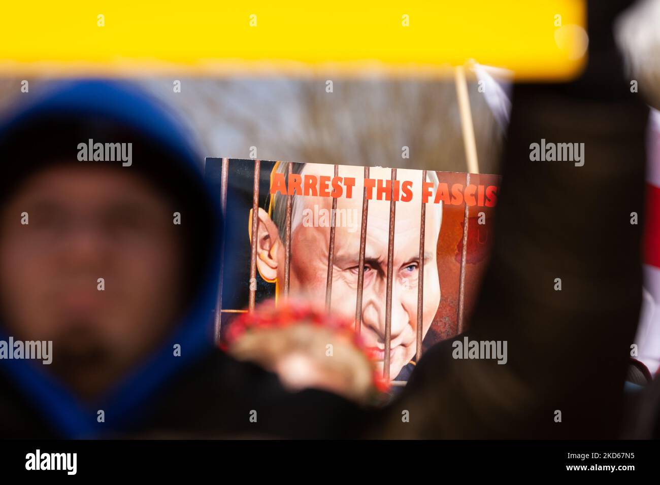 Un signe appelle le président russe Vladimir Poutine à être emprisonné lors d’un rassemblement marquant le mois anniversaire de la guerre de la Russie en Ukraine. Des centaines de personnes ont assisté à l'événement au Lincoln Memorial pour soutenir le peuple ukrainien dans sa lutte pour l'indépendance. Le rassemblement a été marqué par des remarques du président ukrainien Volodymyr Zelenskyy (par vidéo), de l’ambassadeur d’Ukraine auprès de l’US Oksana Markarova et de l’ancienne ambassadrice des États-Unis en Ukraine Marie Yovanovitch. Les manifestants ont continué à exiger une zone d'exclusion aérienne au-dessus de l'Ukraine et l'expulsion de toutes les banques russes du système SWIFT. (Photo par Allison Bailey/N. Banque D'Images