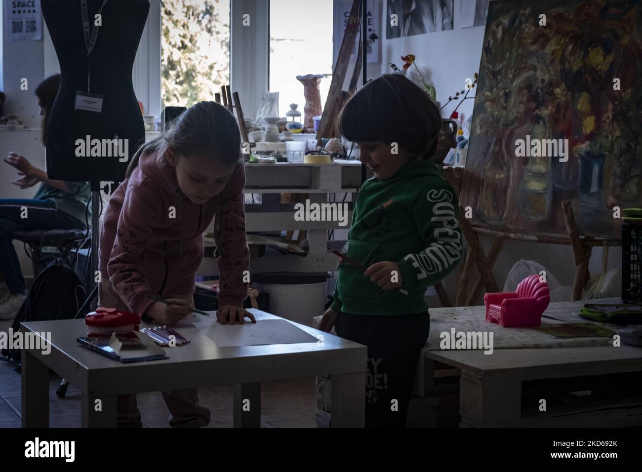 Le restaurant Dolphin, à Uzhhorod, a été transformé en un centre refuge où vous pourrez déjeuner gratuitement. Uzhhorod, le centre de Transcarpathia. Des dizaines de milliers de réfugiés y ont trouvé des refuges sûrs ou du moins des logements temporaires. Un demi-million ont traversé la frontière par Transcarpathia jusqu'à présent, et 200 000 000 sont restés dans la région. 25 mars 2022. (Photo de Joseph Galanakis/NurPhoto) Banque D'Images