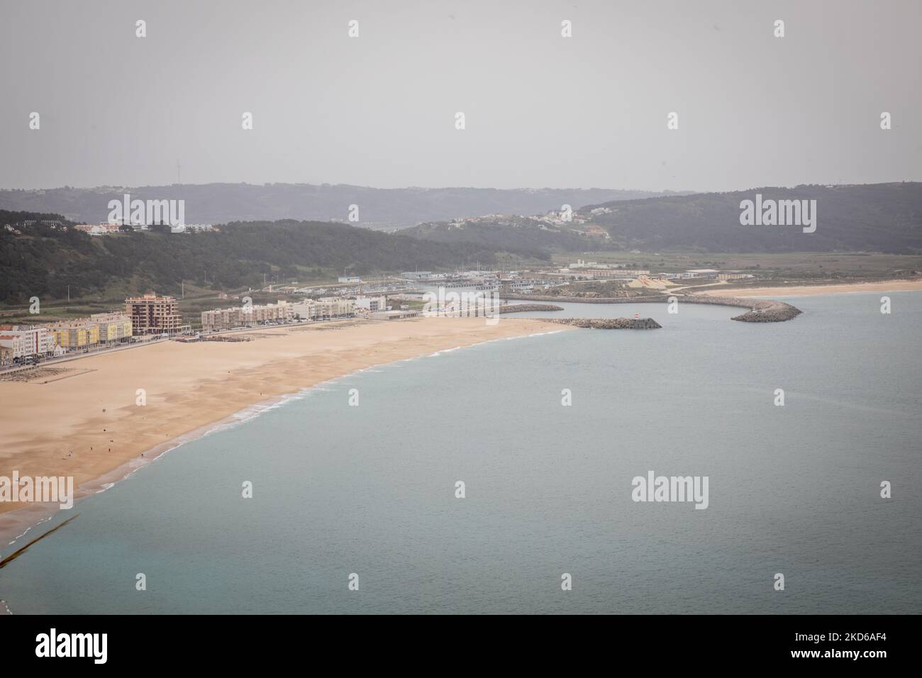 Vue générale sur la plage de Nazaré, Portugal, sur 28 mars 2022. Nazaré, en particulier Praia do Norte ou North Beach, est célèbre pour les plus grandes vagues surfables de la planète. (Photo de Manuel Romano/NurPhoto) Banque D'Images